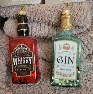Wondershop Red Whisky and Green Gin Ornament Set
